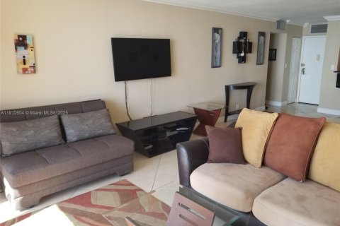 Copropriété à louer à Hollywood, Floride: 1 chambre, 91.04 m2 № 2021001 - photo 7