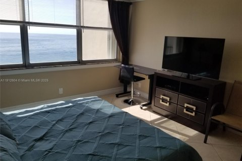 Copropriété à louer à Hollywood, Floride: 1 chambre, 91.04 m2 № 2021001 - photo 16