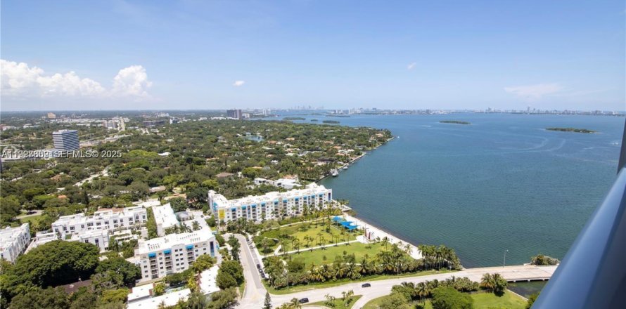 Кондоминиум с 2 спальнями в Майами, Флорида № 1987910