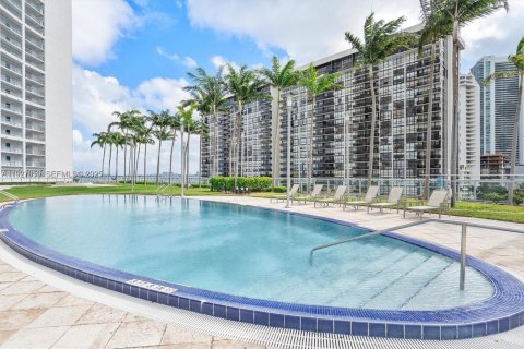 Снять в аренду кондоминиум в Майами, Флорида 2 спальни, 134.62м2, № 1987910 - фото 20