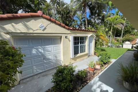 Immobilier commercial à louer à Miami Beach, Floride: 4 chambres, 237.74 m2 № 1969705 - photo 1