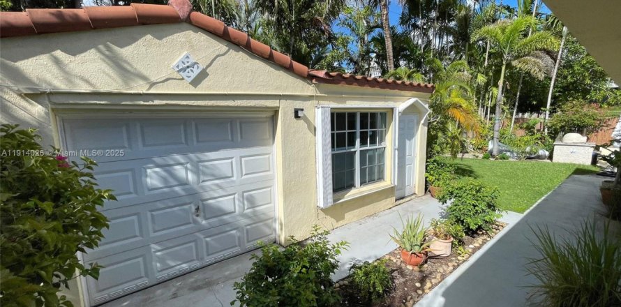 Immobilier commercial à Miami Beach, Floride 4 chambres, 237.74 m2 № 1969705