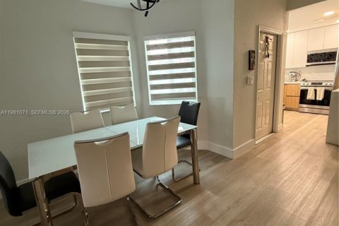 Купить таунхаус в Дорал, Флорида 2 спальни, 85.75м2, № 2045149 - фото 5