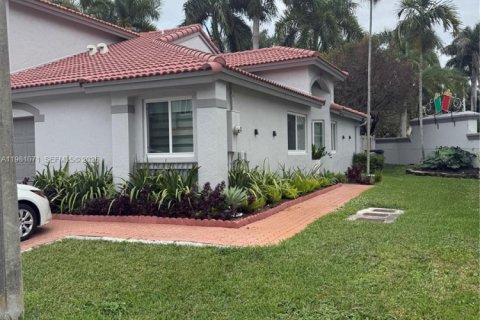 Купить таунхаус в Дорал, Флорида 2 спальни, 85.75м2, № 2045149 - фото 2