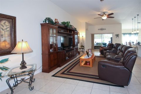 House in Spring Hill, Florida 4 bedrooms, 193.42 sq.m. № 2110768 - photo 14