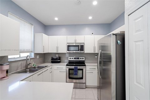 Townhouse in Doral, Florida 3 bedrooms, 157 sq.m. № 1953575 - photo 19