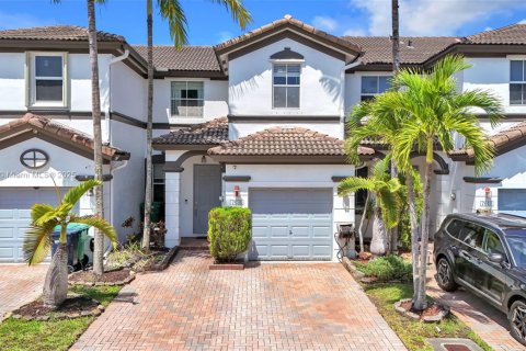 Townhouse in Doral, Florida 3 bedrooms, 157 sq.m. № 1953575 - photo 1