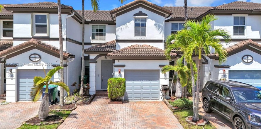 Townhouse in Doral, Florida 3 bedrooms, 157 sq.m. № 1953575