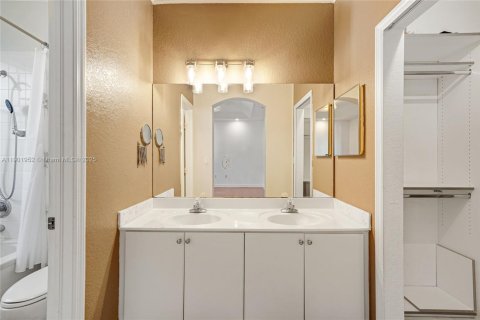 Townhouse in Doral, Florida 3 bedrooms, 157 sq.m. № 1953575 - photo 25