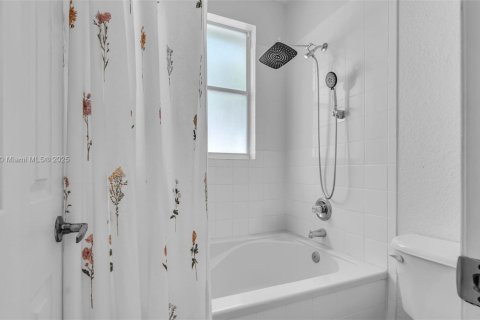 Townhouse in Doral, Florida 3 bedrooms, 157 sq.m. № 1953575 - photo 27