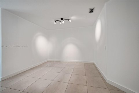 Townhouse in Doral, Florida 3 bedrooms, 157 sq.m. № 1953575 - photo 10