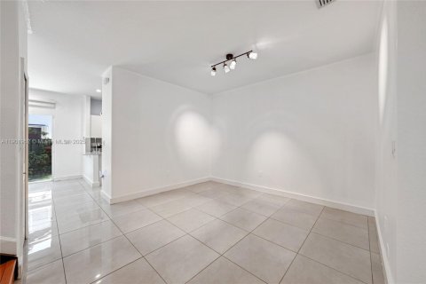 Townhouse in Doral, Florida 3 bedrooms, 157 sq.m. № 1953575 - photo 11