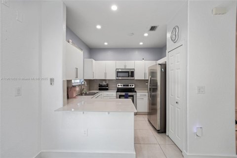Townhouse in Doral, Florida 3 bedrooms, 157 sq.m. № 1953575 - photo 18