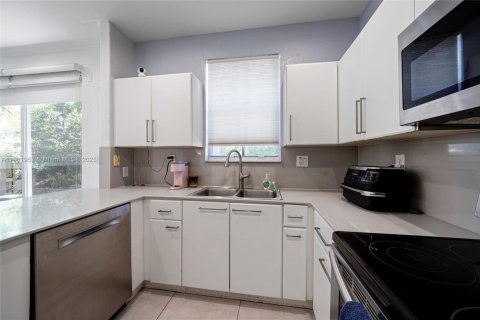 Townhouse in Doral, Florida 3 bedrooms, 157 sq.m. № 1953575 - photo 21