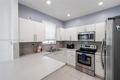 Townhouse in Doral, Florida 3 bedrooms, 157 sq.m. № 1953575 - photo 20