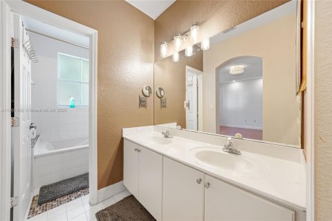 Townhouse in Doral, Florida 3 bedrooms, 157 sq.m. № 1953575 - photo 26