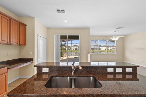 House in Davenport, Florida 5 bedrooms, 291.71 sq.m. № 1917840 - photo 13