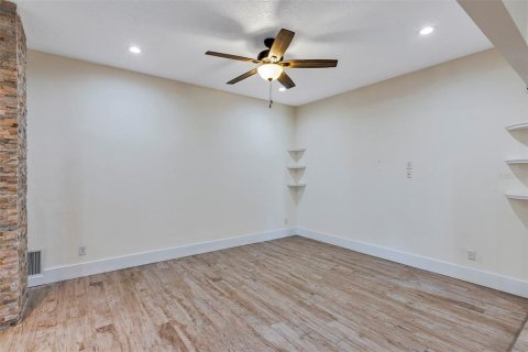 House in Apopka, Florida 4 bedrooms, 181.25 sq.m. № 1910929 - photo 25
