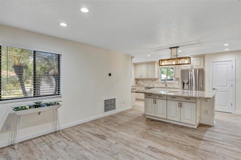 House in Apopka, Florida 4 bedrooms, 181.25 sq.m. № 1910929 - photo 6