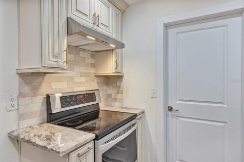 House in Apopka, Florida 4 bedrooms, 181.25 sq.m. № 1910929 - photo 15