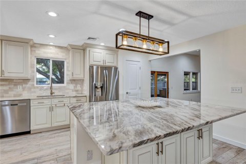 House in Apopka, Florida 4 bedrooms, 181.25 sq.m. № 1910929 - photo 10