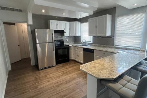 House in Eaton Park, Florida 4 bedrooms, 90.02 sq.m. № 1916857 - photo 3