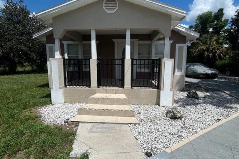 House in Eaton Park, Florida 4 bedrooms, 90.02 sq.m. № 1916857 - photo 2