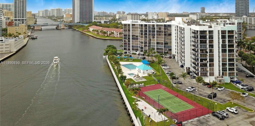 Кондоминиум с 2 спальнями в Халландейл-Бич, Флорида № 2055310