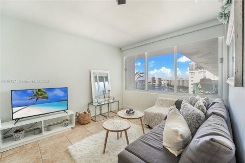 Condominio en alquiler en Miami Beach, Florida, 57.51 m2 № 1920614 - foto 1