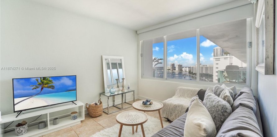 Estudio en el Condominio en Miami Beach, Florida  № 1920614