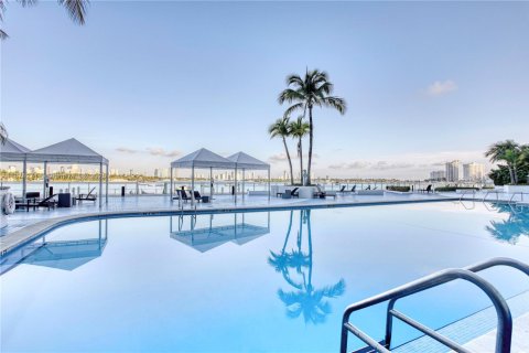 Condominio en alquiler en Miami Beach, Florida, 57.51 m2 № 1920614 - foto 13