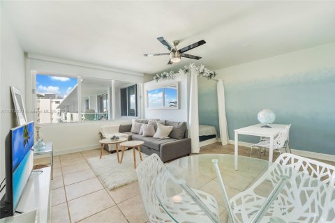 Condominio en alquiler en Miami Beach, Florida, 57.51 m2 № 1920614 - foto 2