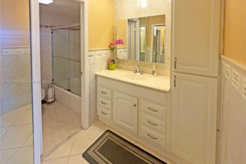 Купить кондоминиум в Лодердейл-бай-те-Си, Флорида 1 спальня, 78.04м2, № 1936691 - фото 12