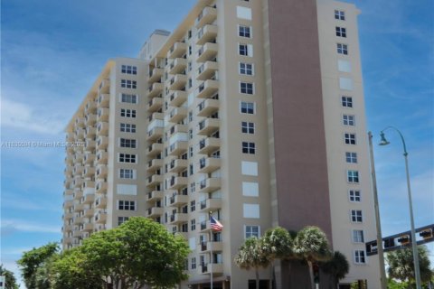 Купить кондоминиум в Лодердейл-бай-те-Си, Флорида 1 спальня, 78.04м2, № 1936691 - фото 1