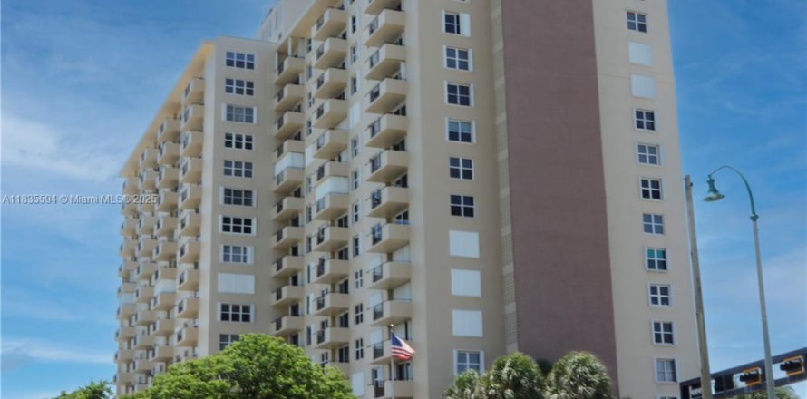 Кондоминиум с 1 спальней в Лодердейл-бай-те-Си, Флорида № 1936691