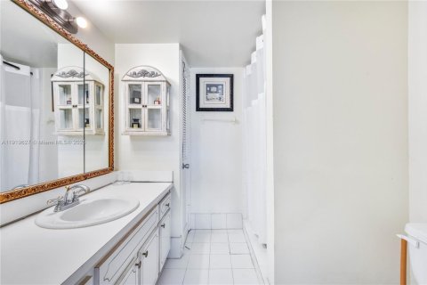 Condo in Coral Springs, Florida, 2 bedrooms № 1974821 - photo 9