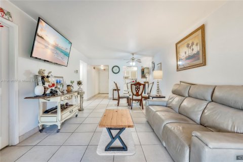 Condo in Coral Springs, Florida, 2 bedrooms № 1974821 - photo 2