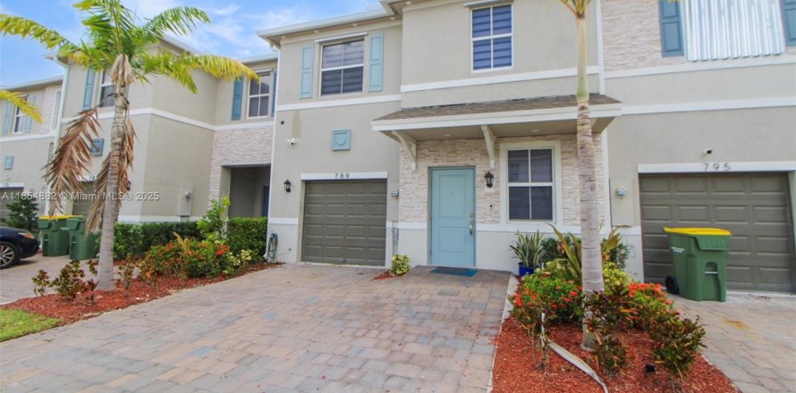 Casa en Homestead, Florida 4 dormitorios, 169.64 m2 № 2054469