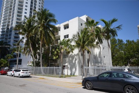 Propiedad comercial en venta en Miami, Florida № 1962428 - foto 3