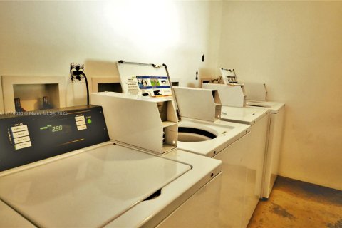 Propiedad comercial en venta en Miami, Florida № 1962428 - foto 8