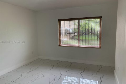 Condo in Hialeah, Florida, 1 bedroom  № 2027139 - photo 4