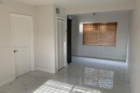 Condo in Hialeah, Florida, 1 bedroom  № 2027139