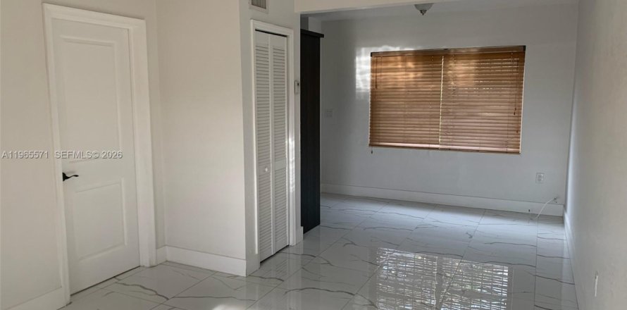 Condo in Hialeah, Florida, 1 bedroom  № 2027139