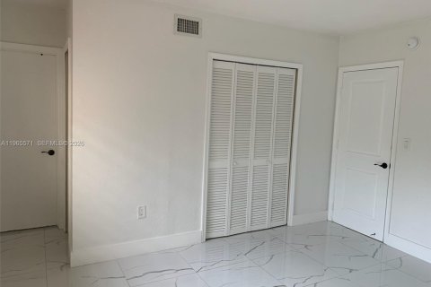 Condo in Hialeah, Florida, 1 bedroom  № 2027139 - photo 3
