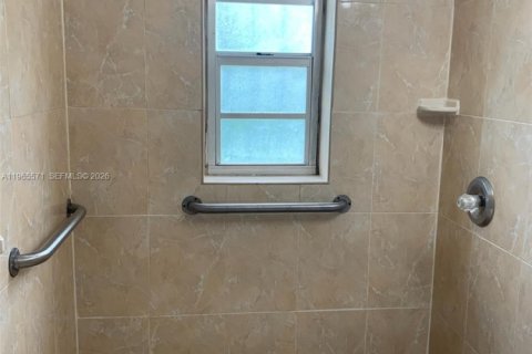 Condo in Hialeah, Florida, 1 bedroom  № 2027139 - photo 5