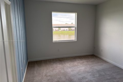 Adosado en alquiler en Miami, Florida, 3 dormitorios № 1935128 - foto 25