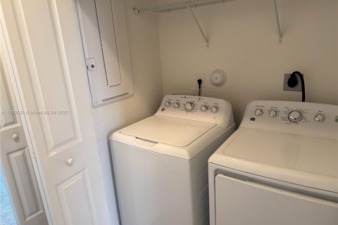 Adosado en alquiler en Miami, Florida, 3 dormitorios № 1935128 - foto 24