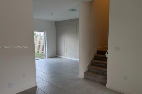 Adosado en alquiler en Miami, Florida, 3 dormitorios № 1935128 - foto 14