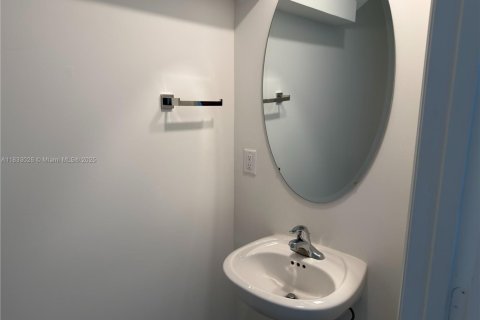 Adosado en alquiler en Miami, Florida, 3 dormitorios № 1935128 - foto 15