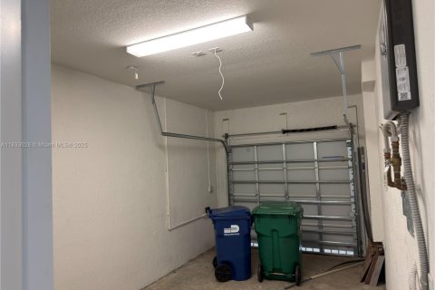 Adosado en alquiler en Miami, Florida, 3 dormitorios № 1935128 - foto 18